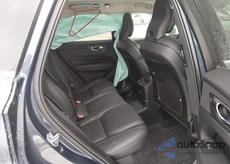 2022 Volvo Xc60 Recharge Plug-In Hybrid T8 Inscription Extended Range z USA, uszkodzony, nr VIN YV4H60DL8N1047118